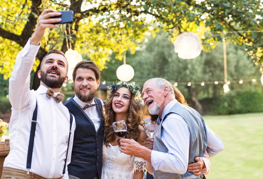 Selfiewall - Hochzeitsspiele: Gestalte ein kreatives Unterhaltungsprogramm zur Hochzeitsfeier für das Brautpaar und die Gäste. Gäste lernen sich kennen